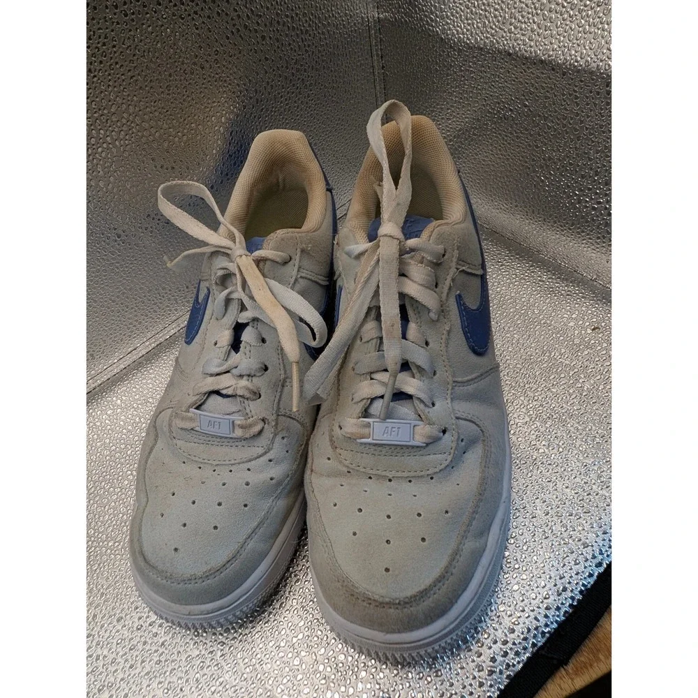 Nike Air Force 1 Low Grey Suede Blue Swoosh Sunburst Logo Sneakers 7.5